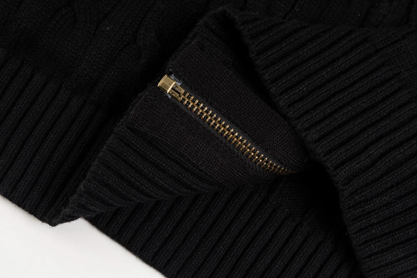 P260 #R98 RALPH LAUREN Ralph Lauren nine-color classic small label embroidery logo full zipper knitted cable cardigan sweater, high-density LOGO embroidery on the chest, original customization of tag accessories. Made of pure cotton yarn, pure cotton is skin-friendly and comfortable, small label war horse embroidered twist zipper cardigan sweater 🐎 high quality, follow the blogger to learn how to wear it! Let’s buy a Ralph Lauren cable sweater. It’s a super hard-to-find series after it became popular. It’s hard to find one on the official website. It’s simple and practical to wear, with a lazy and loose feel. The thickened fabric has more texture, feels soft and delicate, and has a loose fit. Whether worn alone or layered, you can wear different styles of fashion with just one piece!   Size：XS S M L